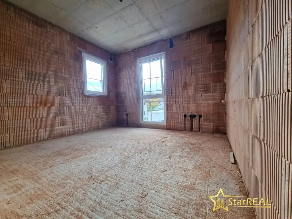 LETZTES HAUS VERFÜGBAR! IDEAL FÜR FAMILIEN! 5-ZIMMER-ZIEGELHAUS MIT UNVERBAUBAREN AUSBLICK. MIT KELLER, BALKON, TERRASSE, CARPORT UND GROSSEM GARTEN.