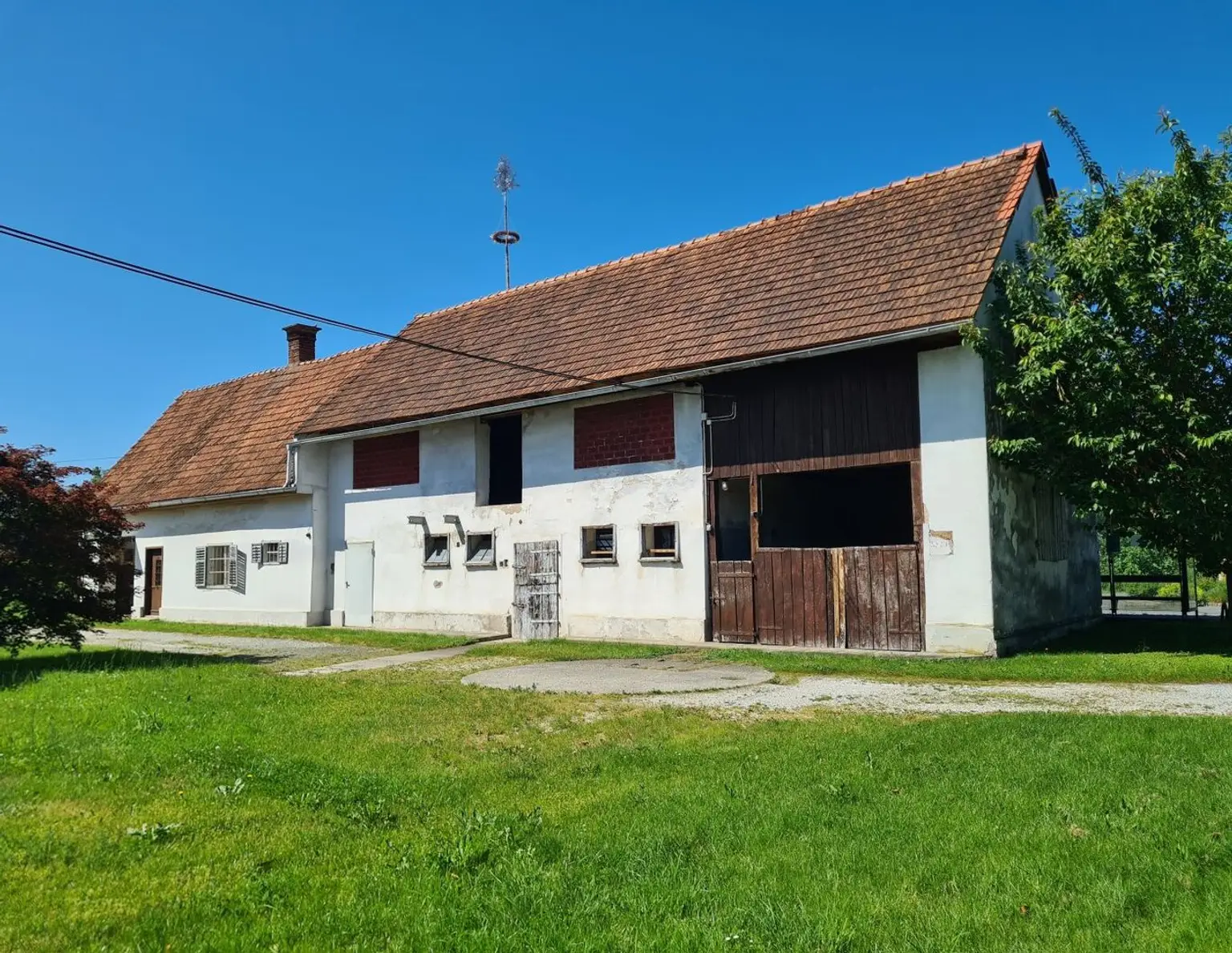 Großzügige Hofstelle im Bauland mit Wohnhaus sowie vier weitere Nebengebäude in zentraler Lage