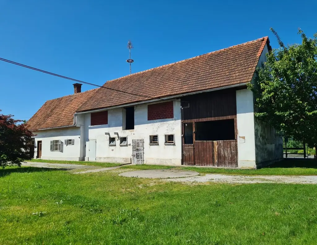 Großzügige Hofstelle im Bauland mit Wohnhaus sowie vier weitere Nebengebäude in zentraler Lage