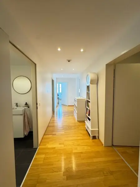 OPEN HOUSE-Besichtigung mit Einzelterminen, am Samstag, den 09.08.2025, ab 10:00 Uhr! Möblierte Vierzimmerwohnung mit großzügiger Loggia,Fernblick inkl. Garagenplatz im Herzen von Stadlau
