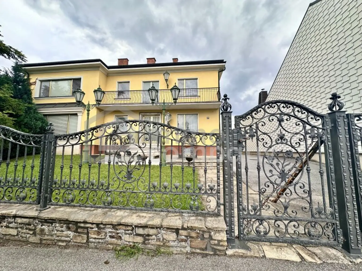 Traumhaftes Einfamilienhaus in Lassee: 9 Zimmer, Garten, Balkon und mehr!