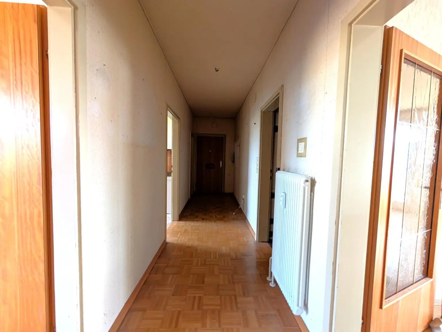 Sanierungsbedürftige 3-Zimmer-Eigentumswohnung mit Balkon, Loggia und Garage