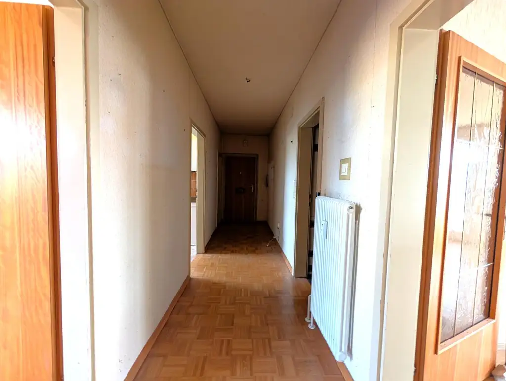 Sanierungsbedürftige 3-Zimmer-Eigentumswohnung mit Balkon, Loggia und Garage