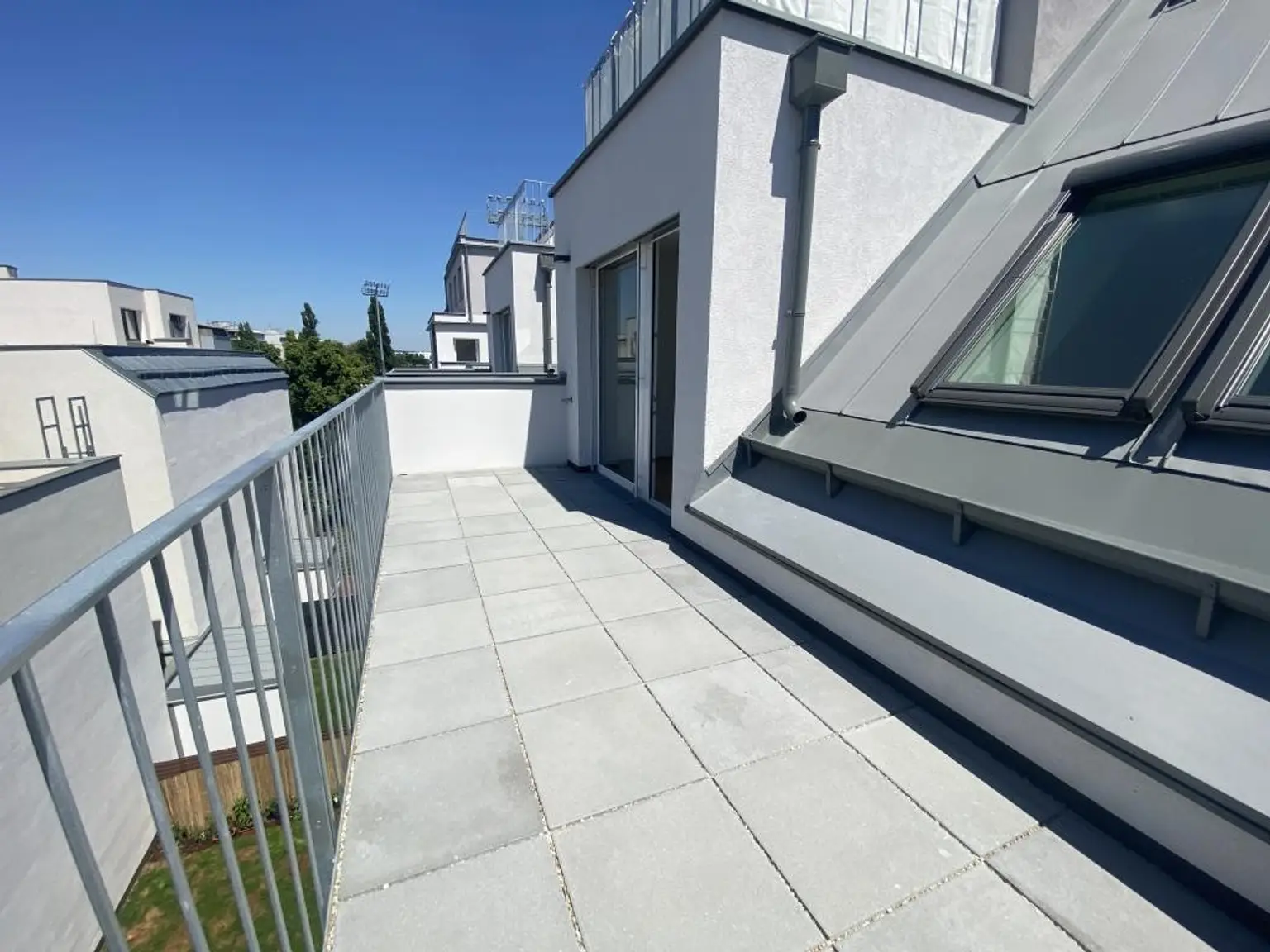 Koloniestraße: Hochwertige Neubauwohnung mit MEGA-13m²-BALKON!!!