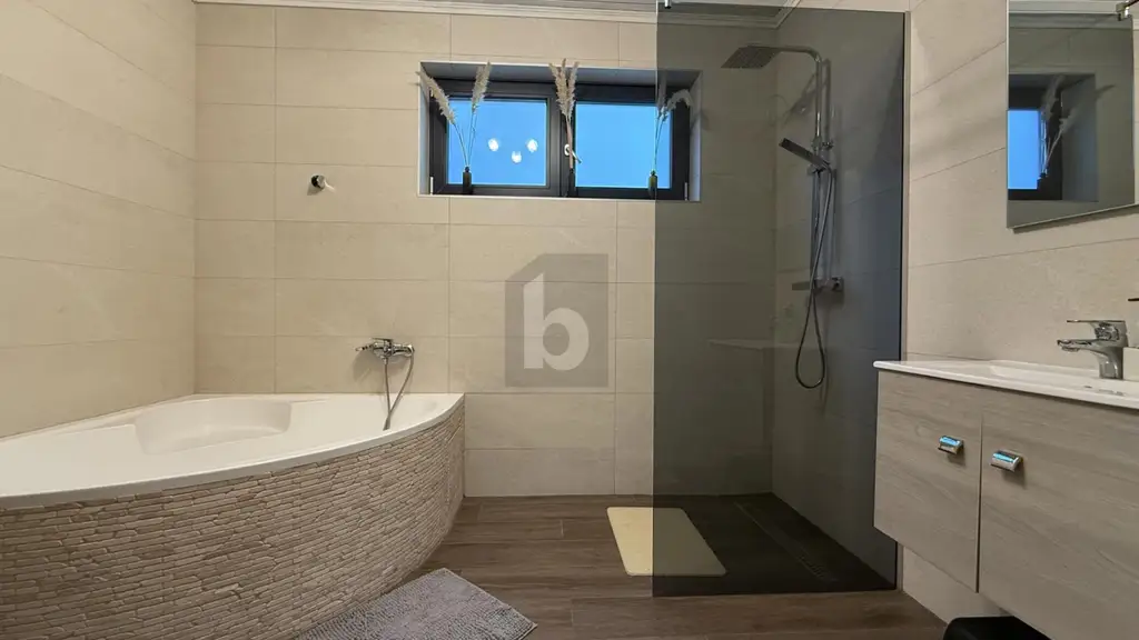 IN TOP RUHELAGE MIT VOLLKELLER UND MODERNISIERTEM WOHNRAUM