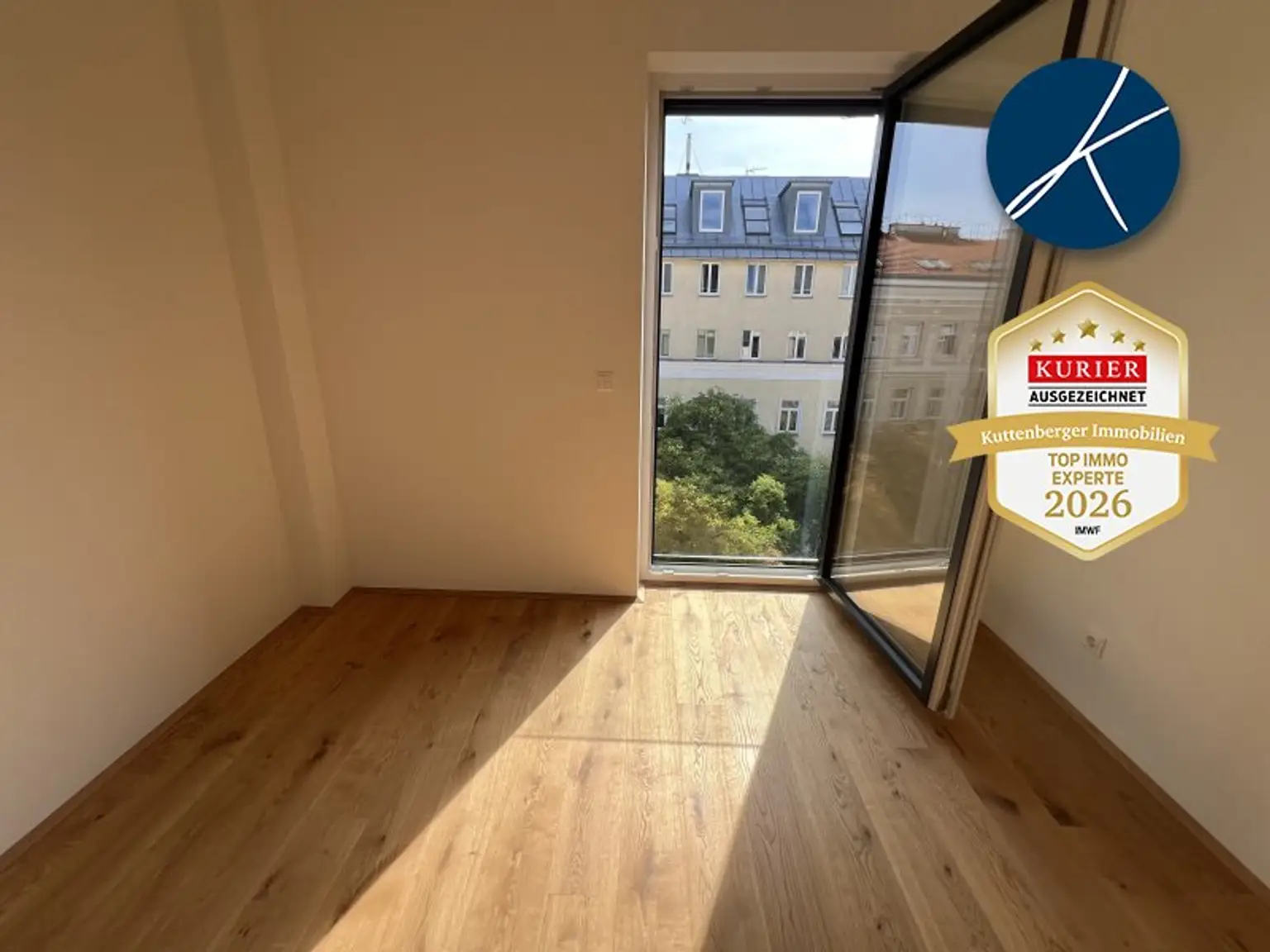 Zwei Zimmer mit französischen Balkontüren