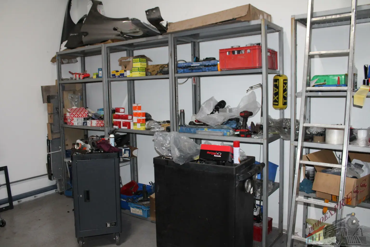 Autowerkstatt in Simmering mit sehr guten Kundenstock und mit vermieteten Lokalen mit 5 Hebebühnen weiter zu geben. INVESTABLÖSE