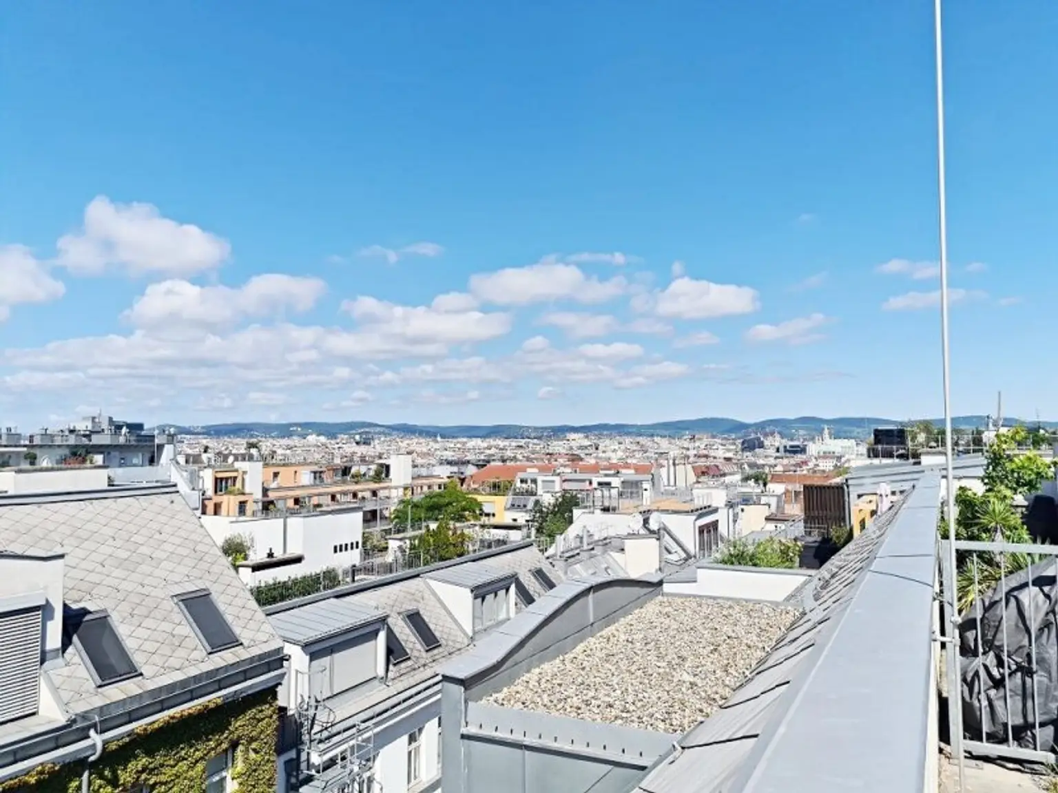 TERRASSENHIT, U1-NÄHE, 84 m2 Dachgeschoß mit 30 m2 Terrasse, 2 Zimmer, Wohnküche, 2 Bäder, Parketten, Viktorgasse