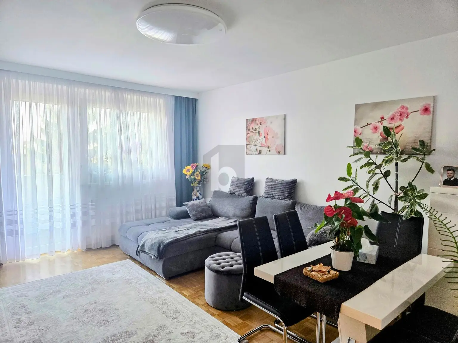 ELEGANT MÖBLIERT, MODERNISIERT UND PERFEKT GESCHNITTEN, MIT BALKON, TIEFGARAGENPLATZ UND VIEL KOMFORT