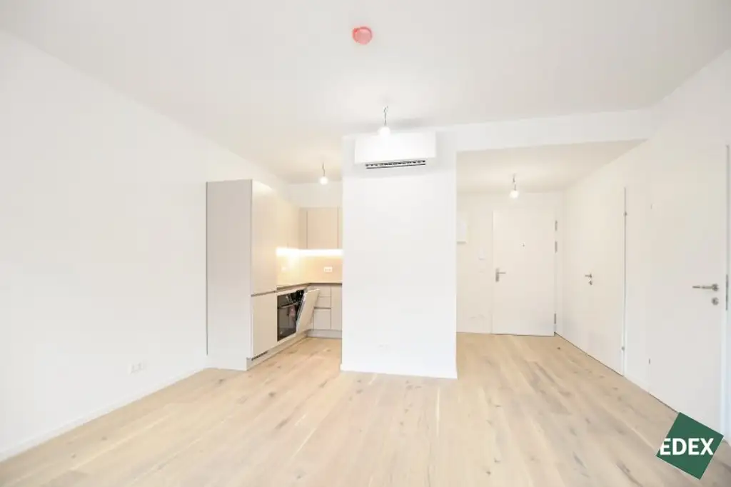 Erstbezug nach Sanierung: Schöne 2 Zimmer-Wohnung mit Loggia und Top-Anbindung