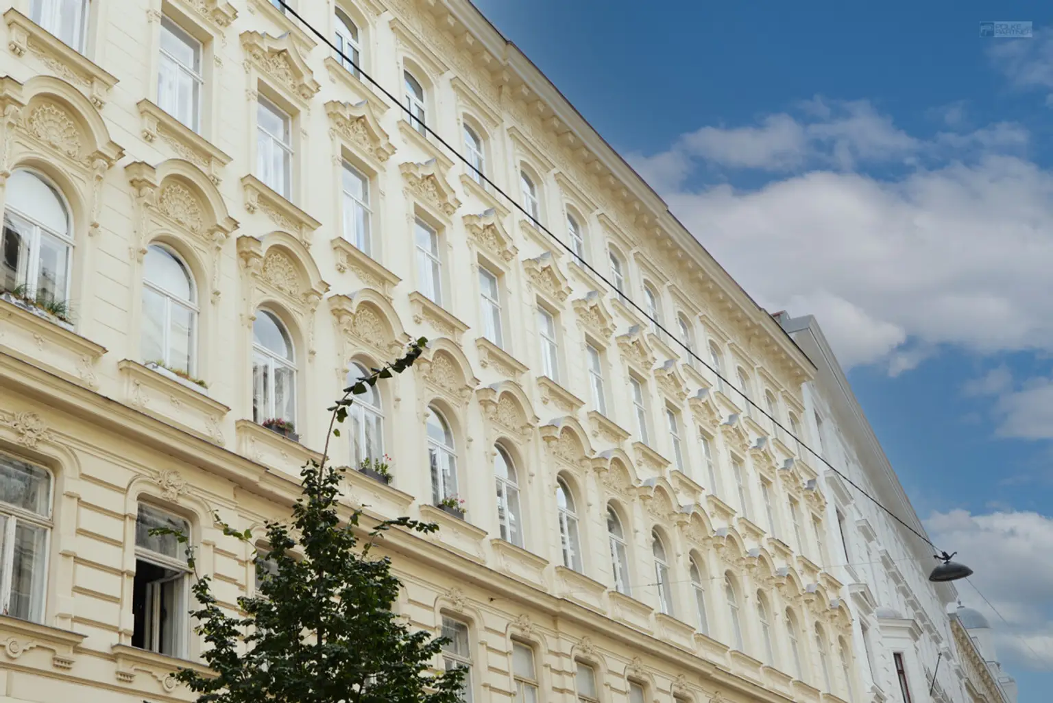 ALTBAU-GARCONNIERE IM HERZEN DES SERVITENVIERTELS –IDEAL FÜR SINGLES, PAARE ODER ALS WIENER HOMEBASE