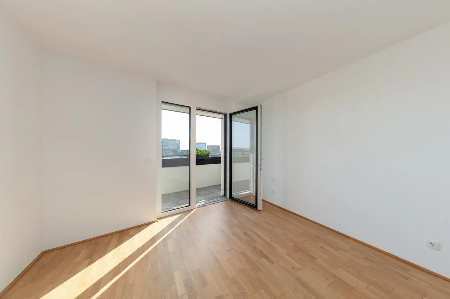 Dachgeschoss 3 Zimmer mit Dachgarten, klimatisiert - provisionsfrei + Jahreskarte Wr. Linien