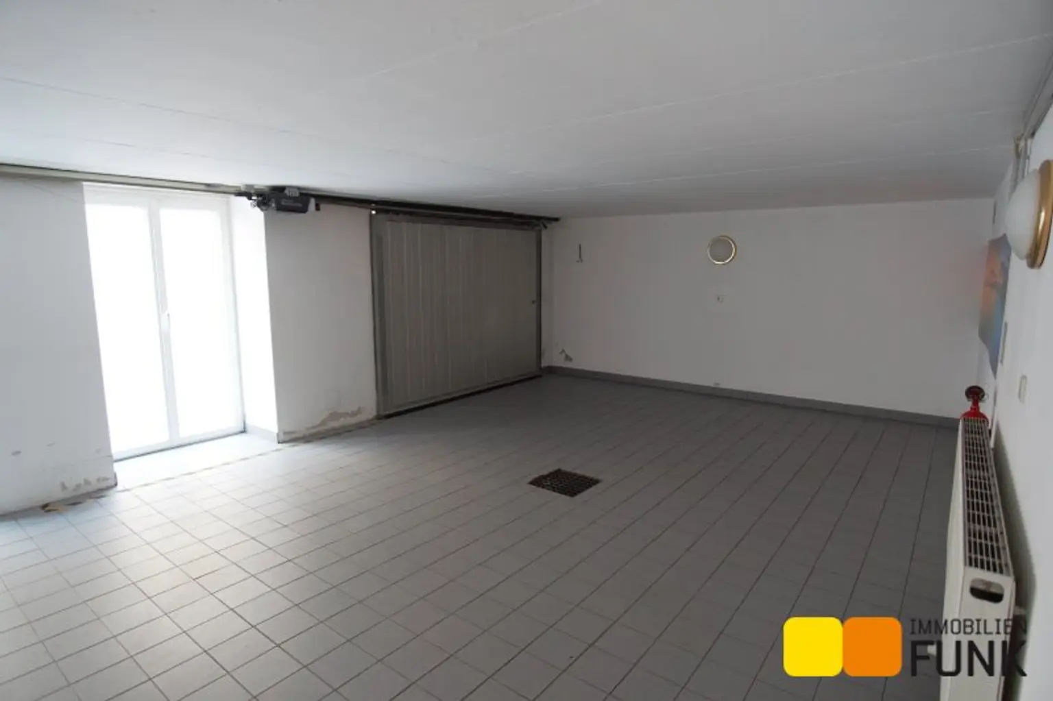 Attraktives Büro mit eigener Garage und zusätzlicher Lagerfläche