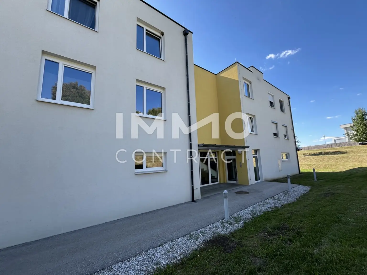 Helle Wohnung mit großer Terrasse
2 Autoabstellplätze