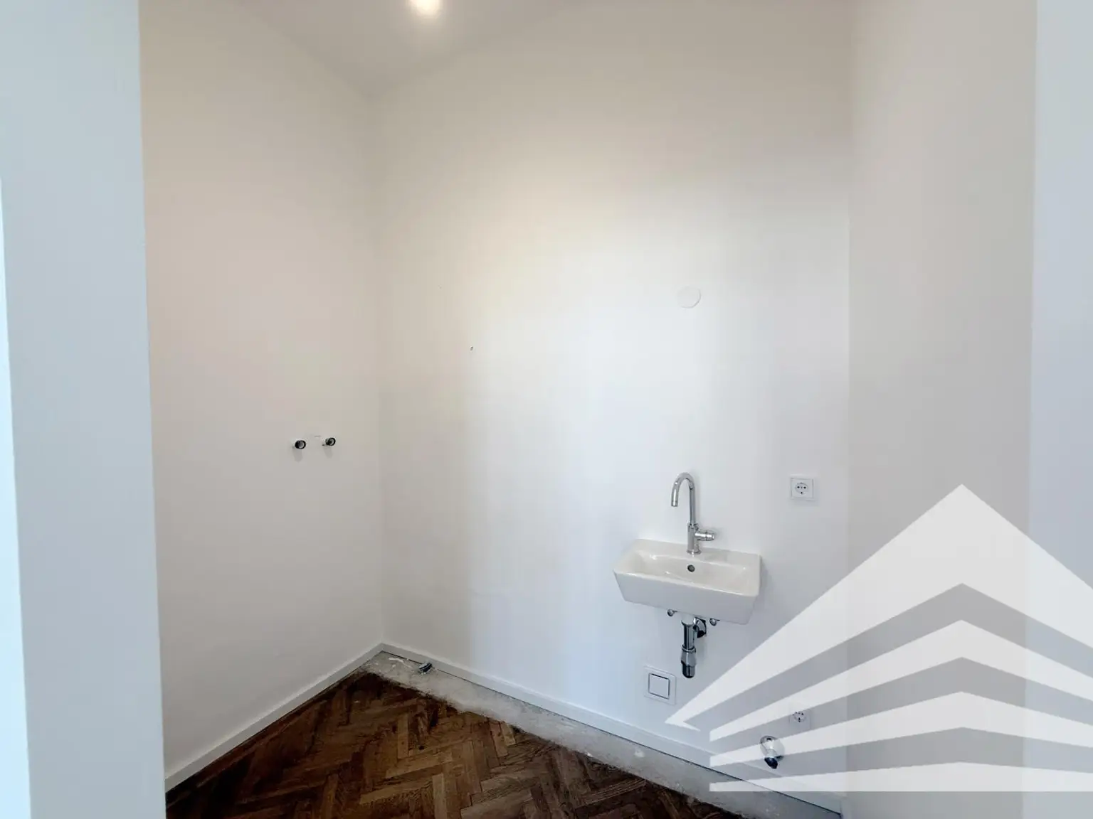 107 m² Altbauwohnung mit großer Loggia in der Innenstadt! TG-Platz verfügbar!