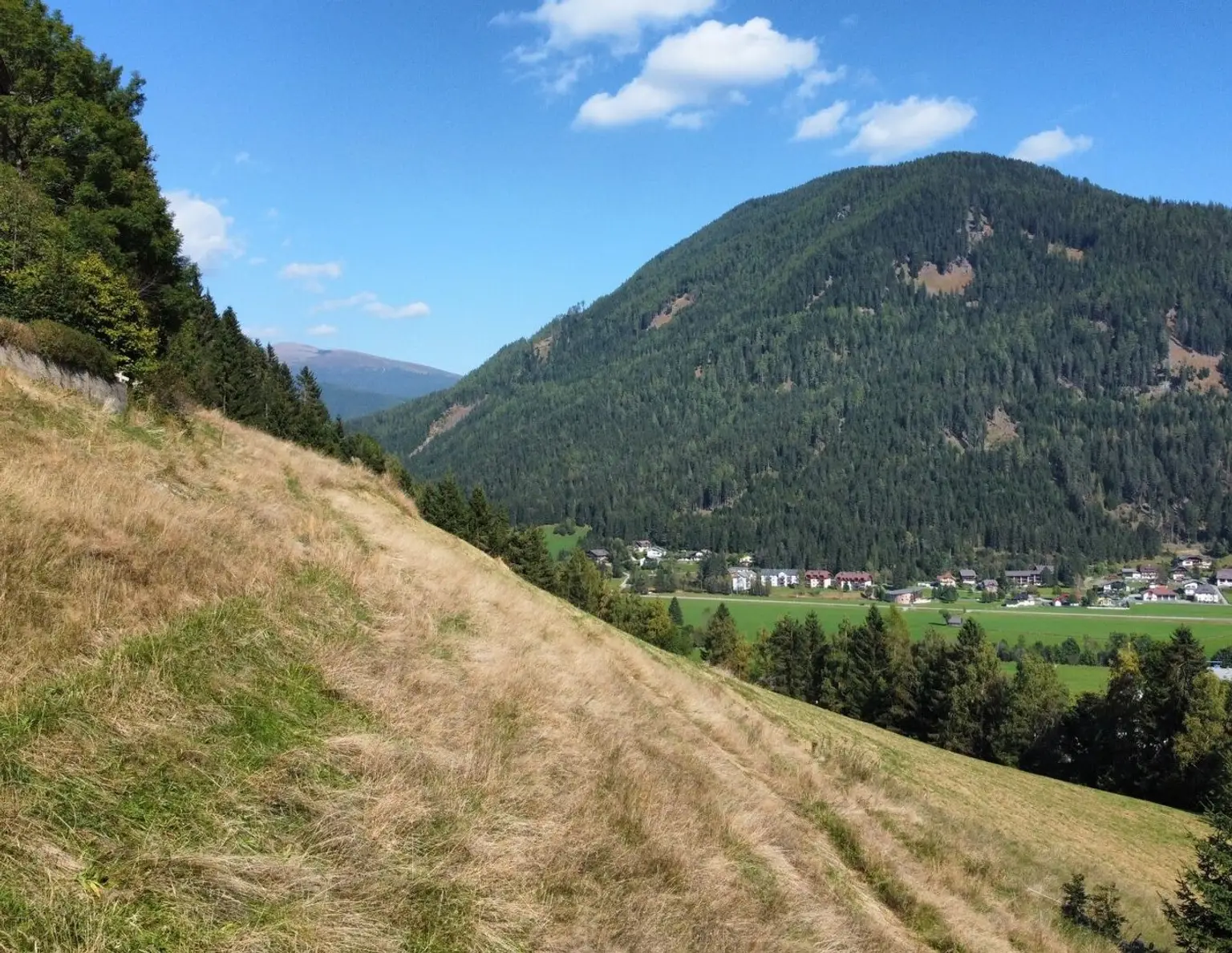 Großes Grundstück für Bauträger oder Privatpersonen mit Blick auf Berge und in die Ferne.