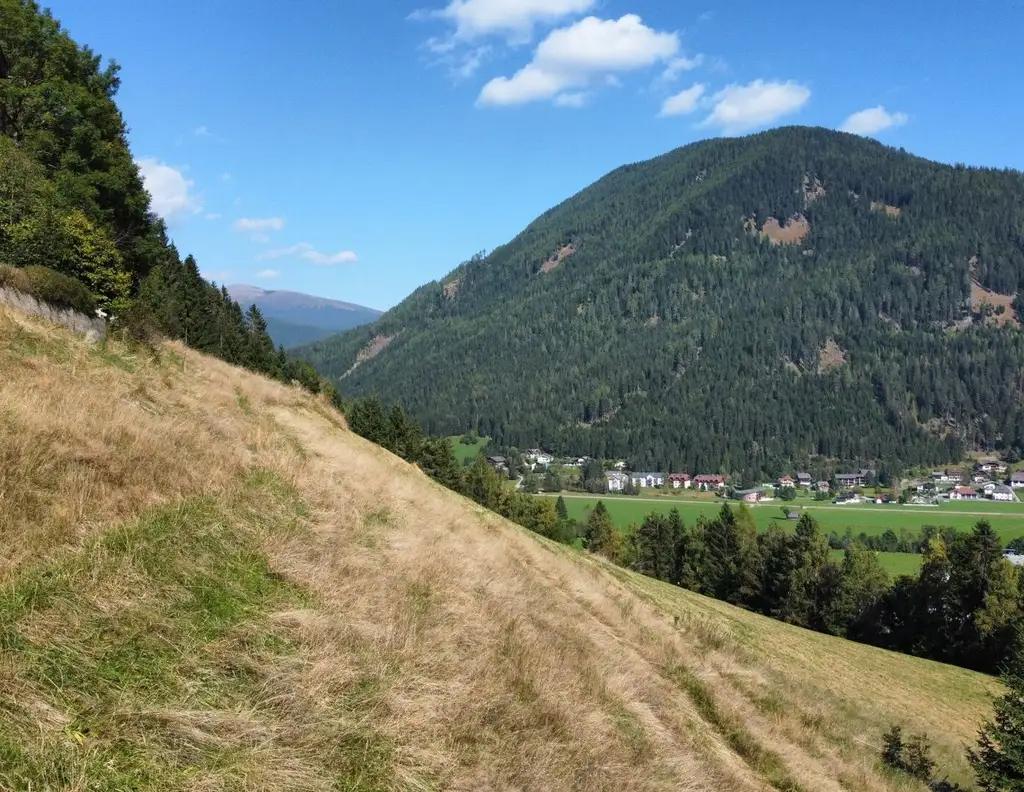 Großes Grundstück für Bauträger oder Privatpersonen mit Blick auf Berge und in die Ferne.