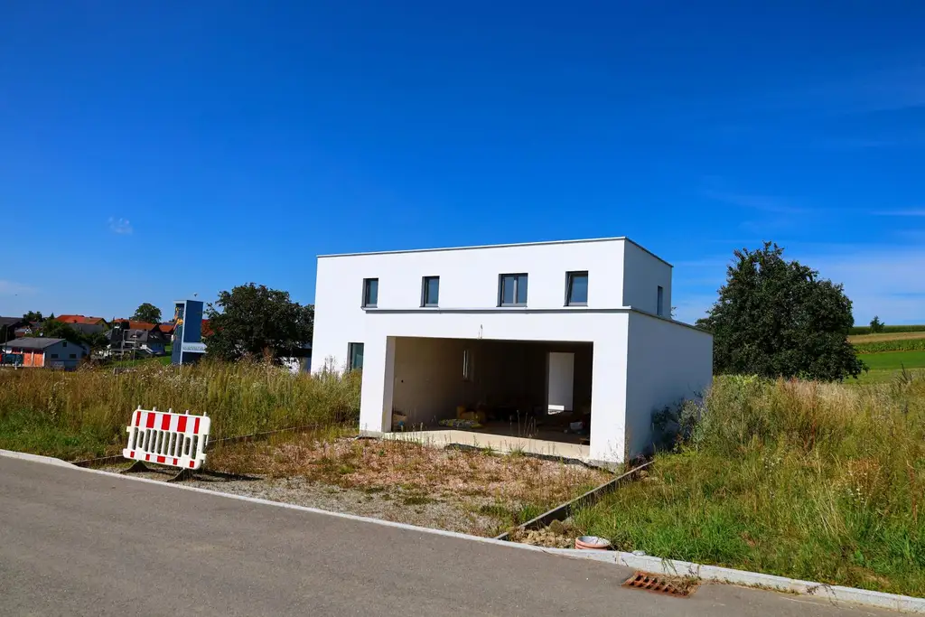 Neubau-Einfamilienhaus in St. Roman – modernes Wohnen mit offenem Design & Südwestgarten