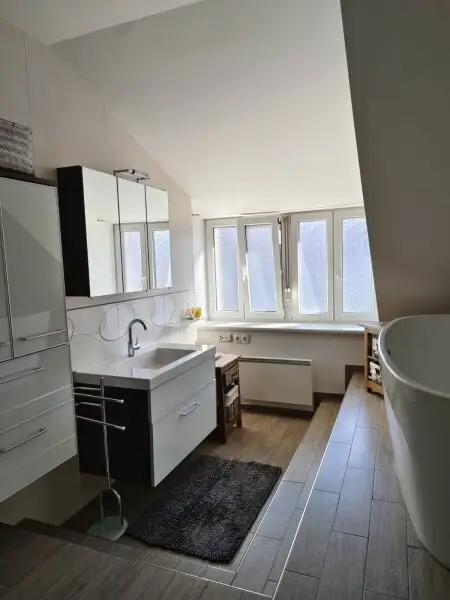 Modernes Wohnhaus  mit angrenzender Café-Bar und 2200m2 Grundstück