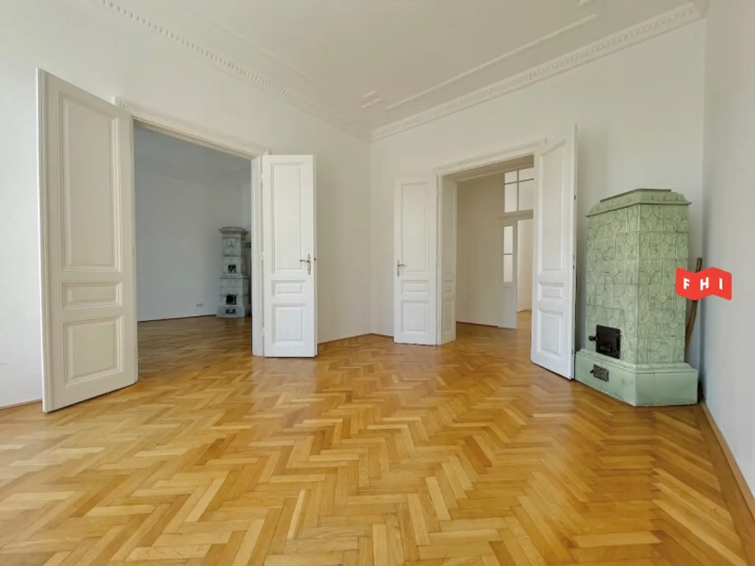 Unbefristete 140m² Stilaltbaumiete mit verglaster Wintergartenveranda, Gartenblick u. historischen Kachelöfen