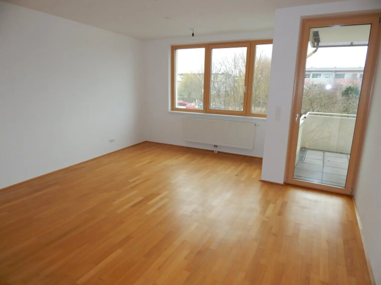 "PROVISIONSFREI" Helle und ruhige 3 Zimmer Terrassenwohnung mit Tiefgaragenplatz