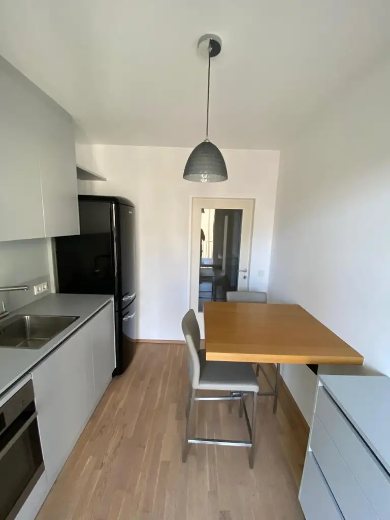 Moderne Neubauwohnung im Zentrum – mit Loggia u. Lift ! TIEFGARAGENPLATZ und KONTROLLIERTE WOHNRAUMBELÜFTUNG