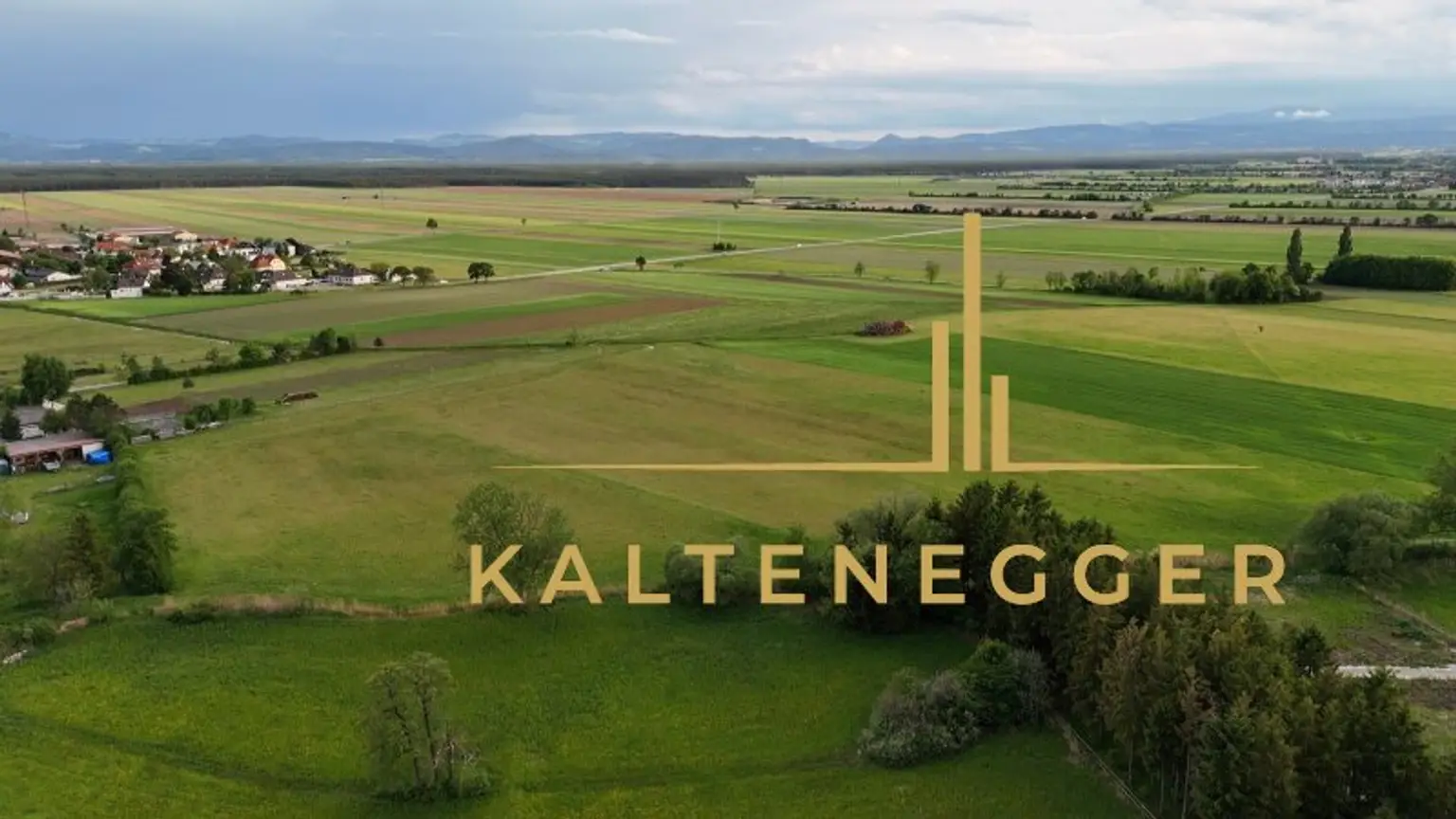 eine wunderschöne Aussicht auf die grüne Landschaft rundherum