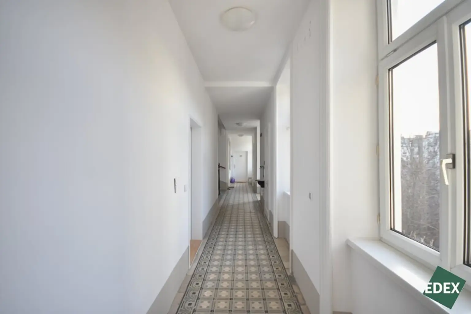 Sanierungsbedürftige Drei-Zimmer-Wohnung direkt an der U3