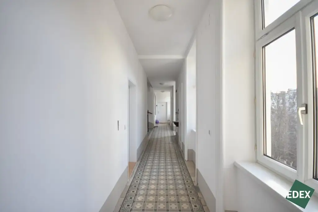 Sanierungsbedürftige Drei-Zimmer-Wohnung direkt an der U3