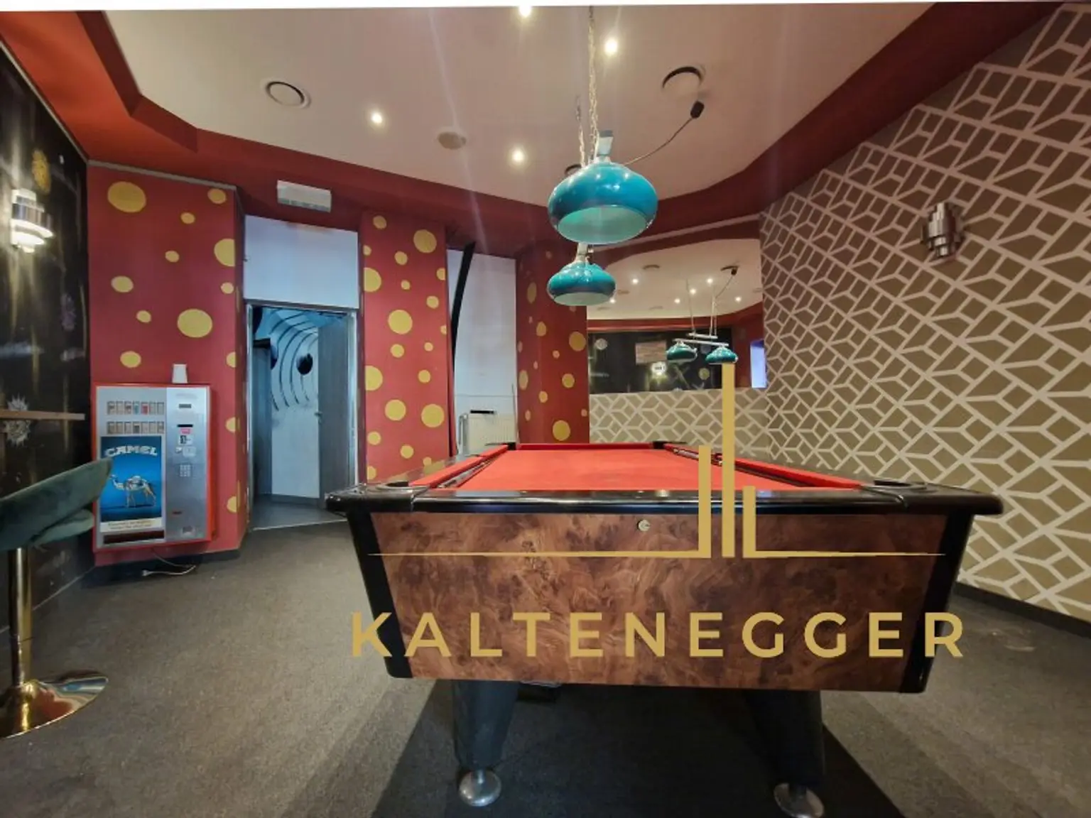 2. Raum mit Billiardtisch