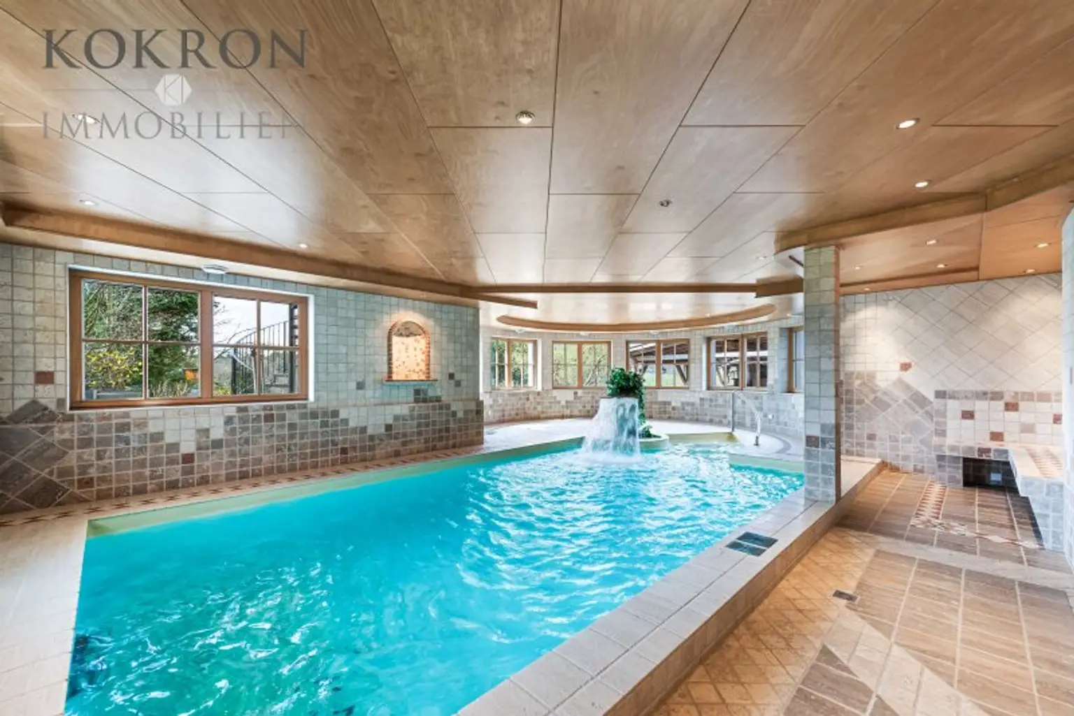 Wellnessbereich mit großem Pool mit Wasserfall, Gegenstrom etc.