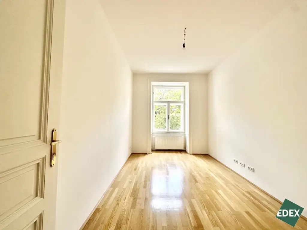 Modernes Altbau-Büro mit Parkblick