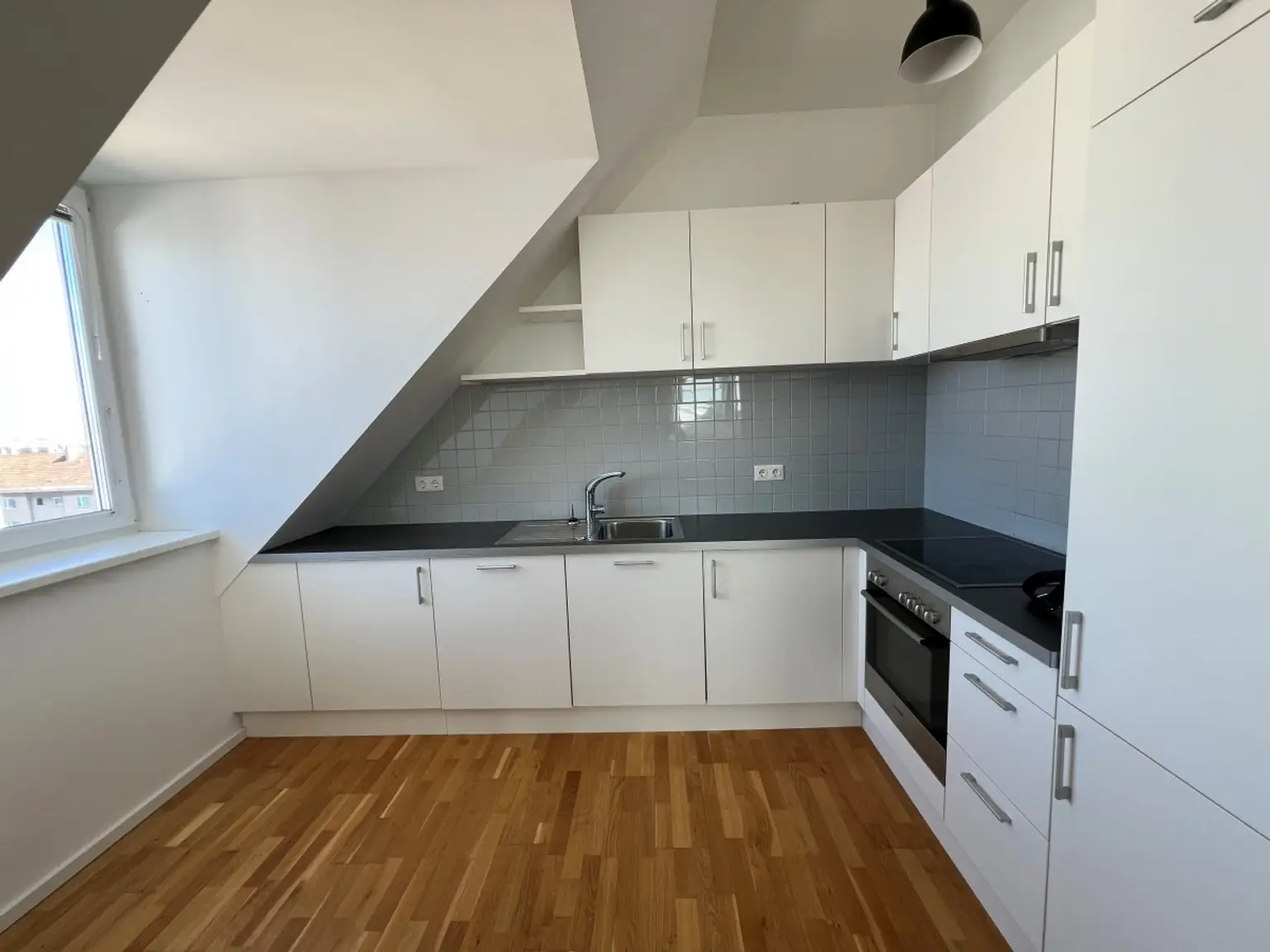 14 | MODERNE Dachgeschosswohnung - Top Zustand, Terrasse mit Ausblick | Prima Service Immobilien
