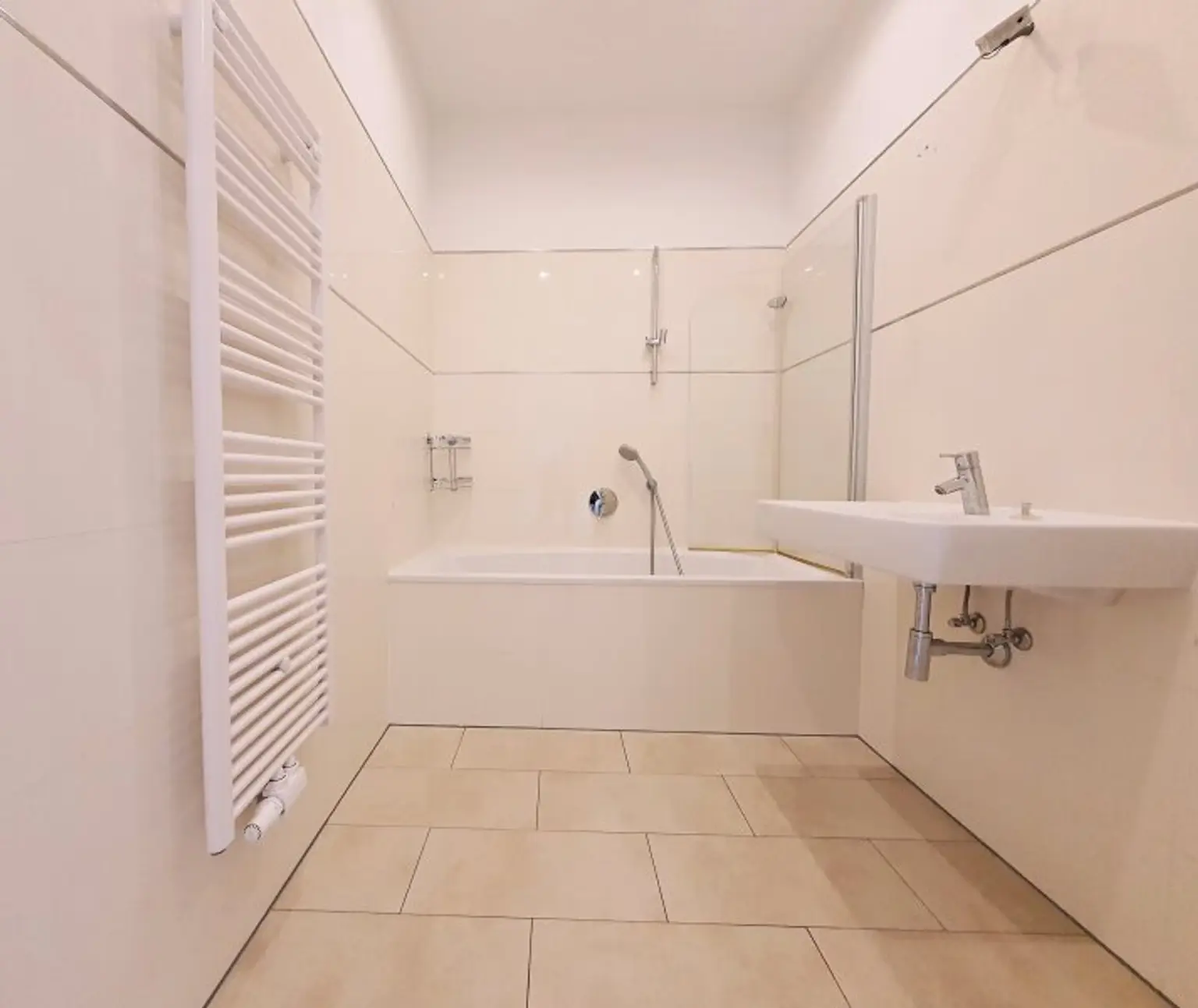 modernes Badezimmer mit Wanne