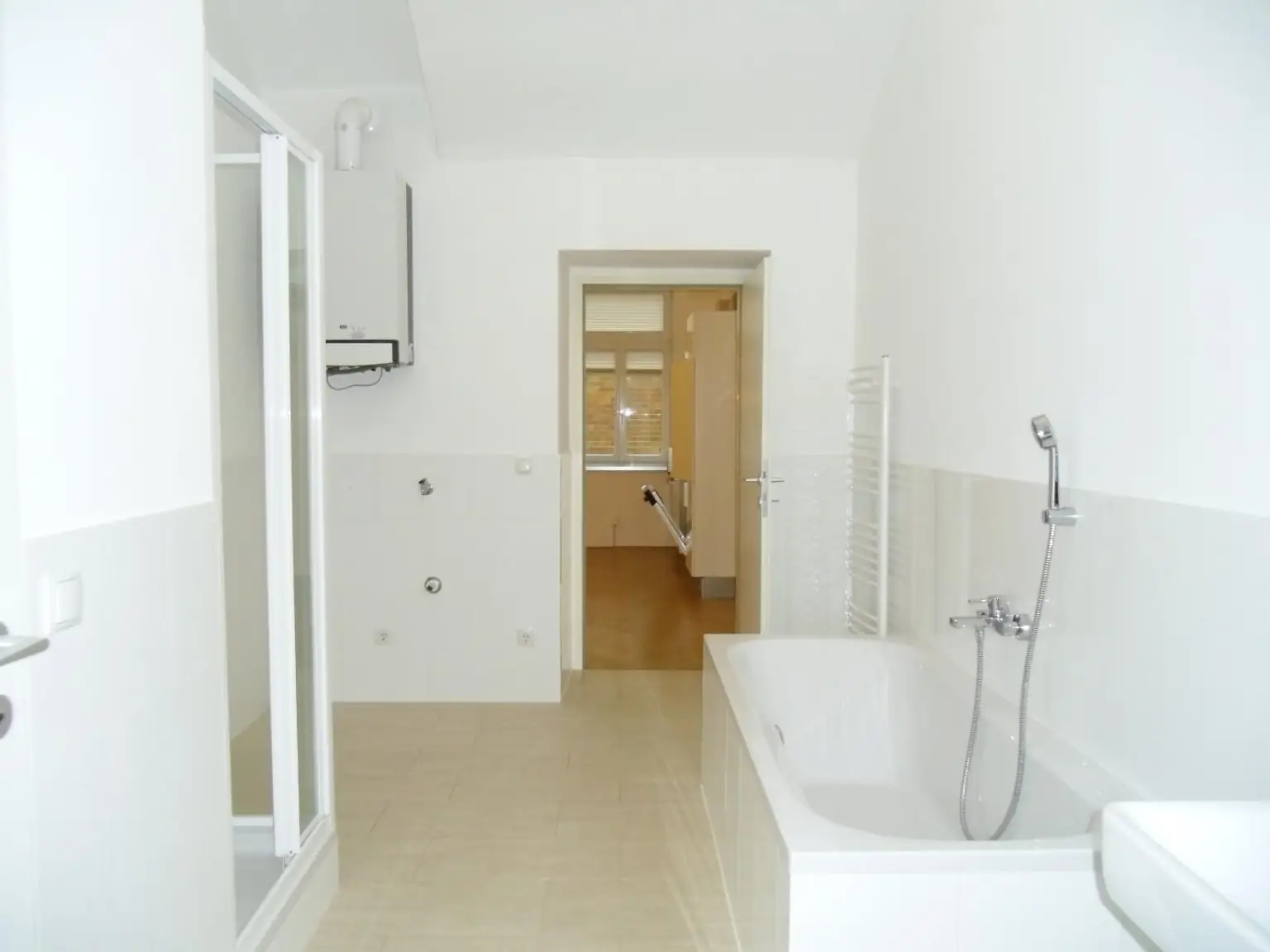 Bad mit Dusche und Wanne