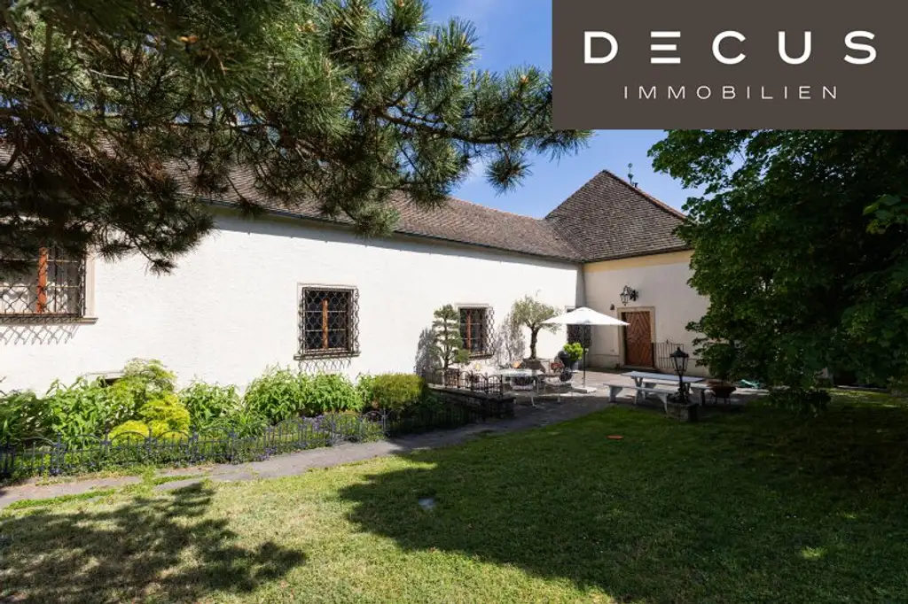 | VIERKANTHOF | HERRENHAUS  |  BURGÄHNLICHES HISTORISCHES WOHNOBJEKT MIT GARTEN IN ZENTRUMSLAGE  |