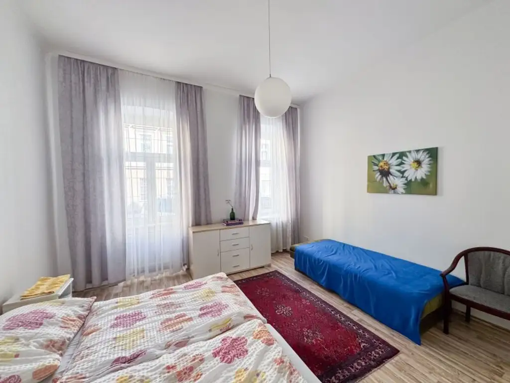 Büro / Ordination im Erdgeschoss mit Terrasse! 95,70 m2 Vier separate Räume mit 47 m2 Kellerfläche! Nähe Thaliastraße!