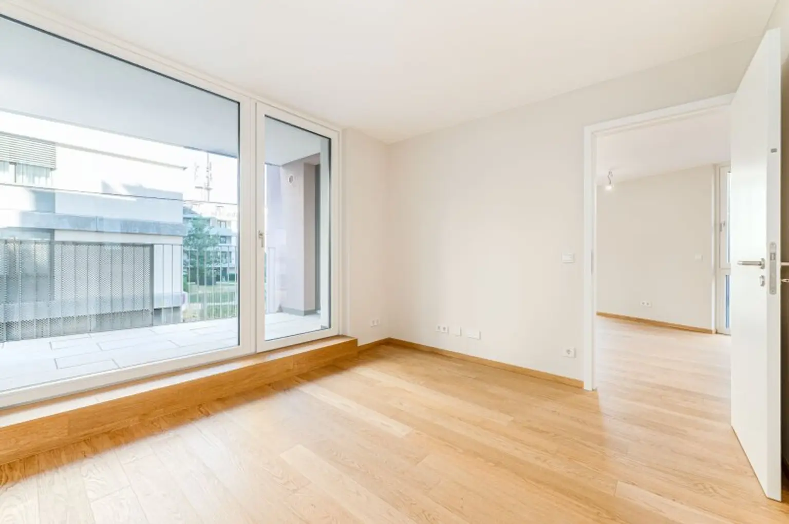 Erstbezug ab Februar! Nähe U6/U4! Helle 2-Zimmer-Wohnung mit Loggia zu vermieten!