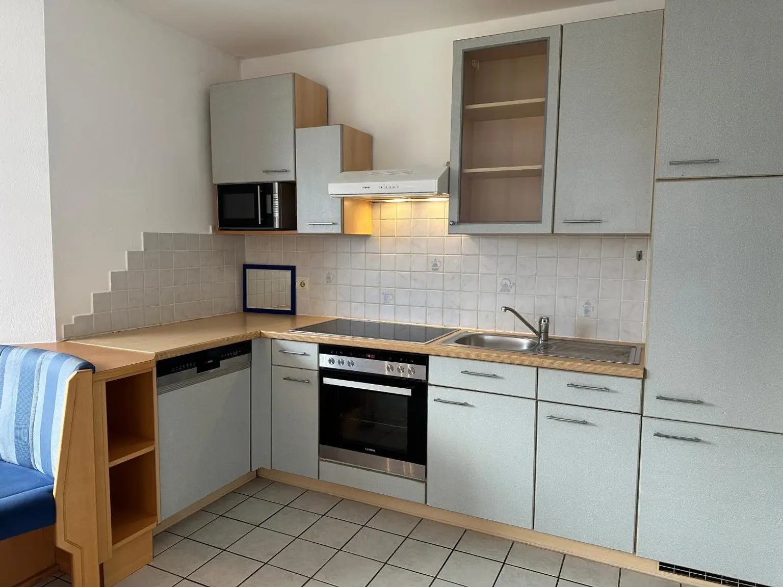 geräumige Küche mit schönem Essplatz