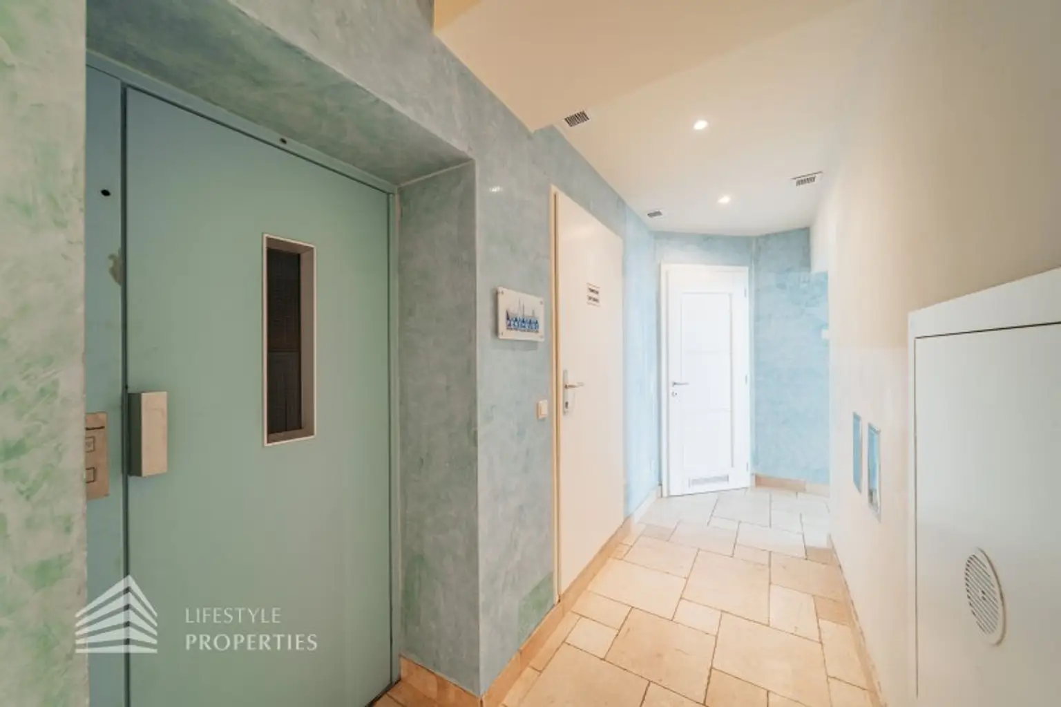 Luxuriöser 14- Zimmer Wohntraum mit Dachterrasse und Pool, Nähe Wilhelminenschloss