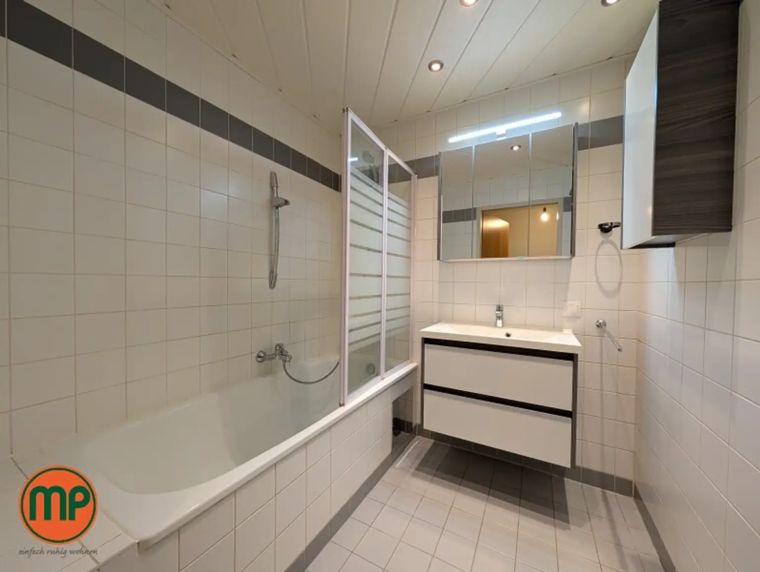 perfekte Raumaufteilung, riesiger Balkon und begehbarer Kleiderschrank sowie eine Garage