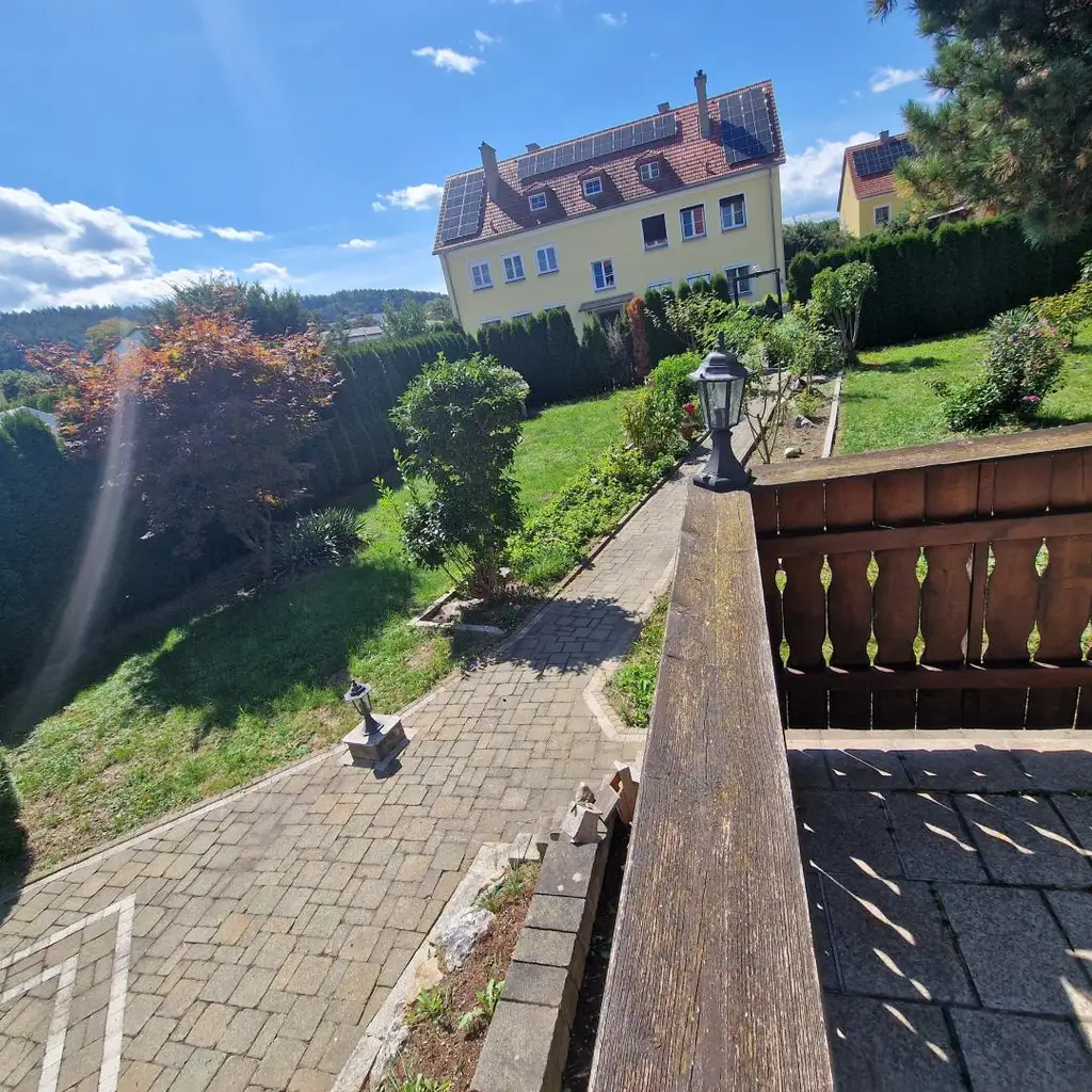 Gut aufgeteilte 3-Zimmer-Wohnung mit Terrasse und eigener Grünfläche