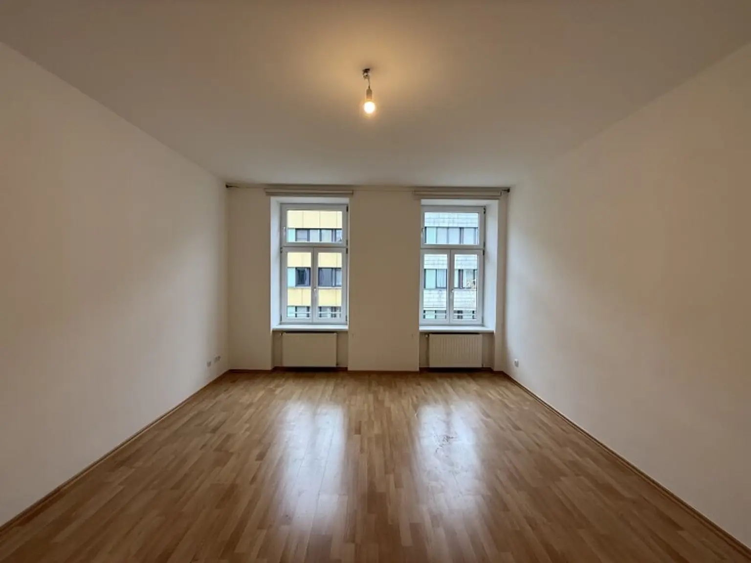 Großzügige 2-Zimmer Altbauwohnung nahe U1 Keplerplatz in ruhiger Lage zu vermieten!