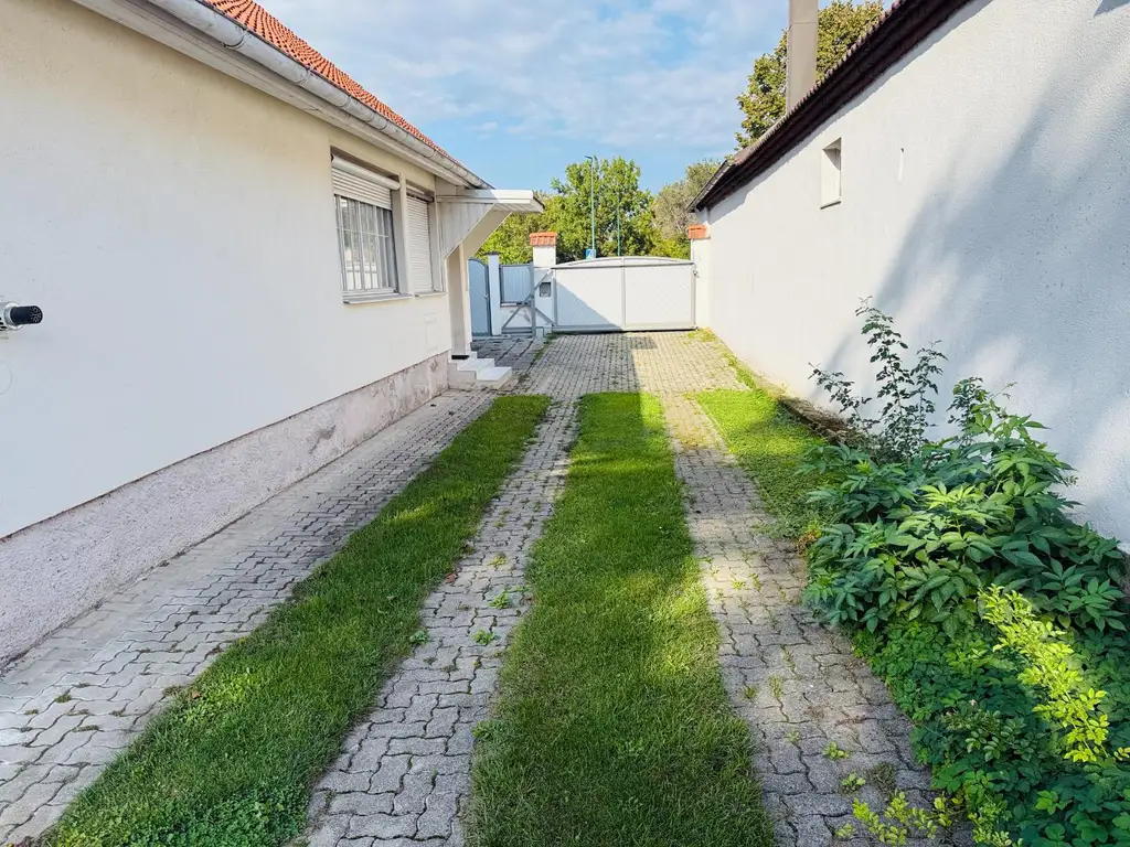 Villa mit Wintergarten und Nebengebäude