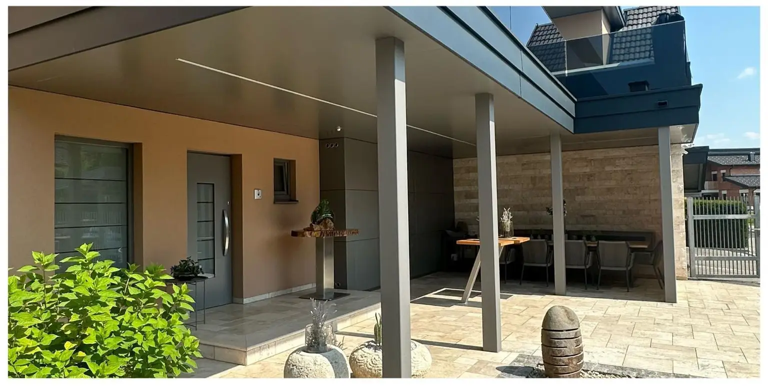 überdachter Eingang