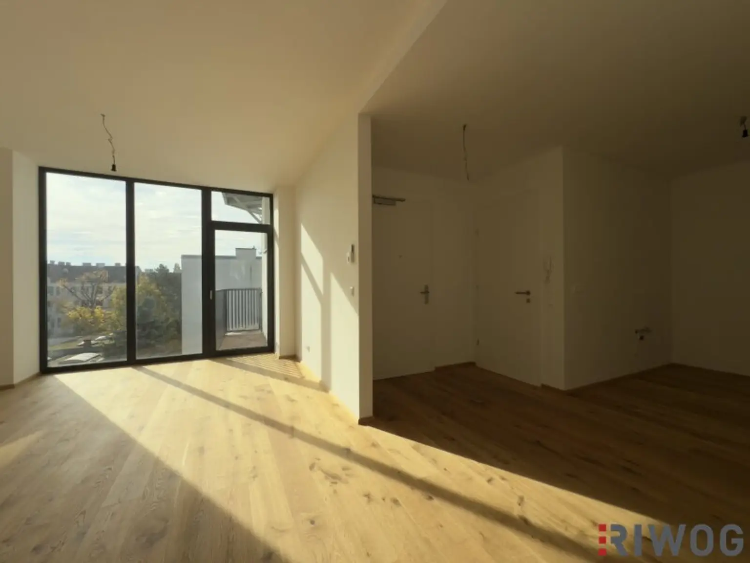 HERBSTAKTION - NEUE PREISE |  3-Zimmer Altbauwohnung mit großzügiger Verglasung und südseitigem Innenhofbalkon  | Fernwärme