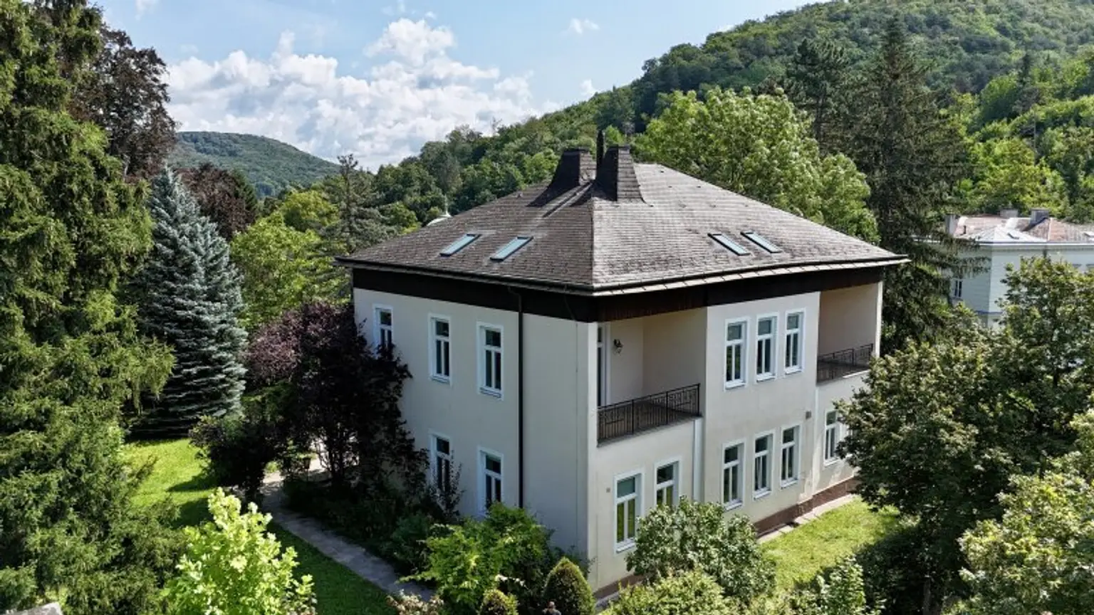 Mitten im Grünen & im Villenviertel: exklusive Gartenwohnung mit ca. 930 m² Außenfläche, beheiztem Wintergarten, Pool, Luftwärmepumpe u.v.m.!