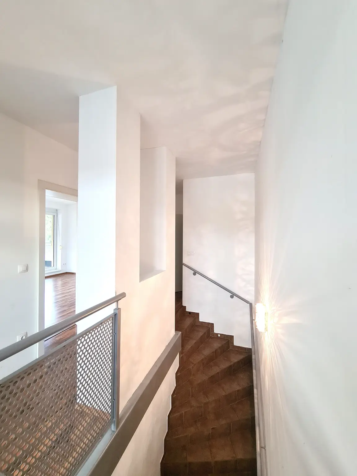 Top Maisonettenwohnung mit Dachterrasse, Garten und Carport!