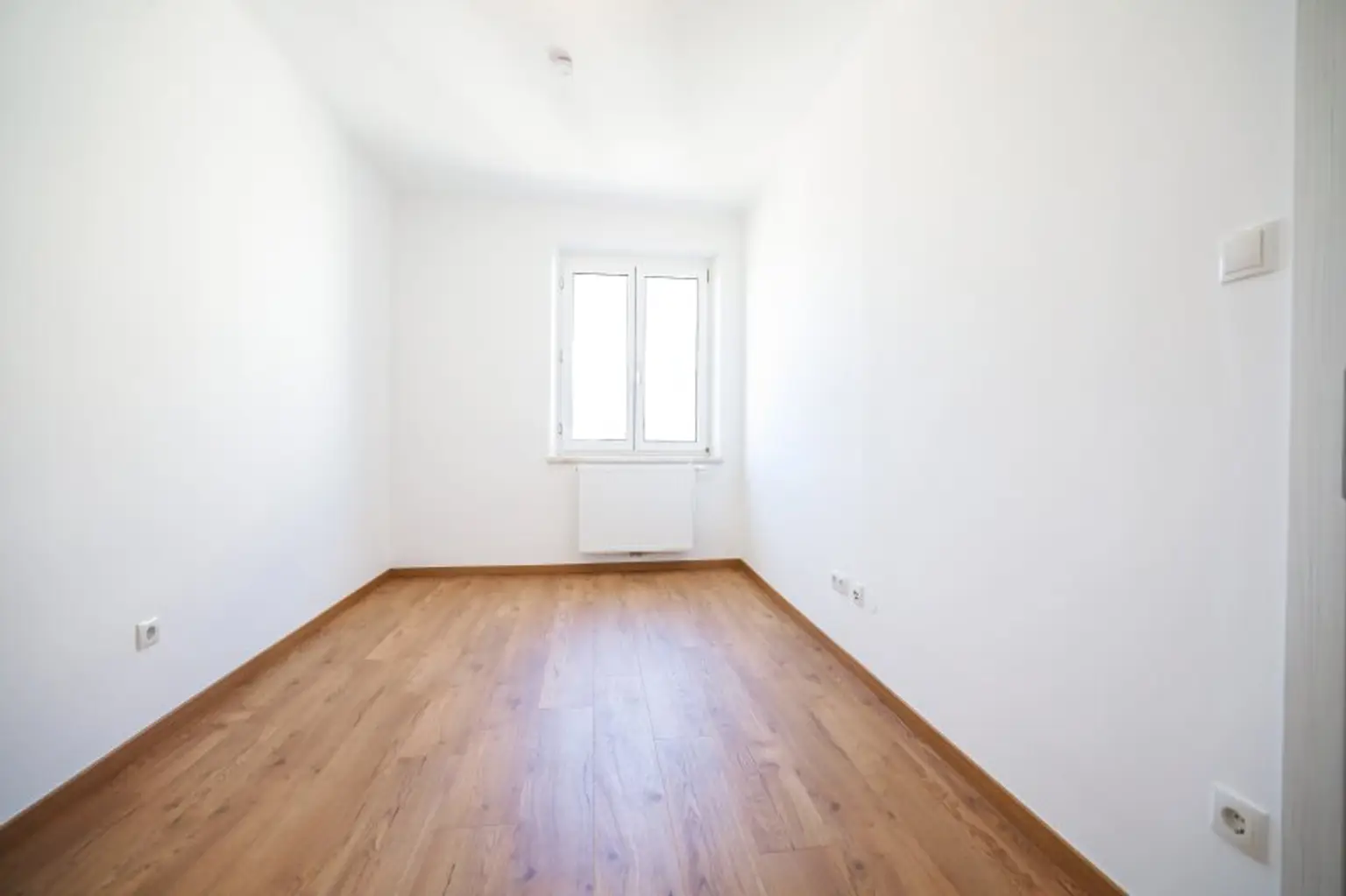 5. STOCK MIT LIFT I DAN KÜCHE I MODERN SANIERT I BADEWANNE I WG TAUGLICH I HAUSTIERE WILLKOMMEN I SEHR HELL I ZENTRALE LAGE BEI HAUPTBAHNHOF I PROJEKT WOHNEN