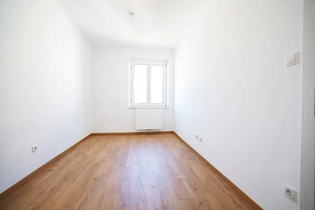 5. STOCK MIT LIFT I DAN KÜCHE I MODERN SANIERT I BADEWANNE I WG TAUGLICH I HAUSTIERE WILLKOMMEN I SEHR HELL I ZENTRALE LAGE BEI HAUPTBAHNHOF I PROJEKT WOHNEN